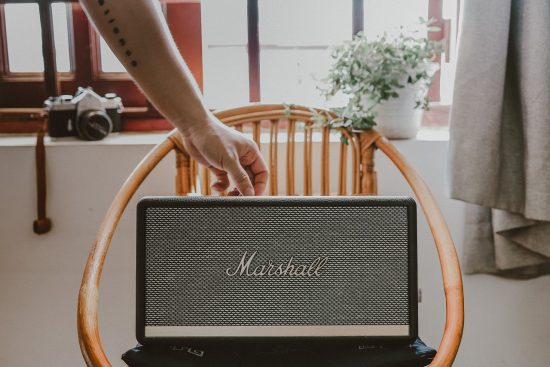 découvrez l'avenir de l'audio avec les smart speakers, des enceintes connectées qui révolutionnent votre expérience d'écoute et facilitent votre quotidien grâce à la commande vocale, à la diffusion de musique et à l'intégration intelligente dans votre maison.