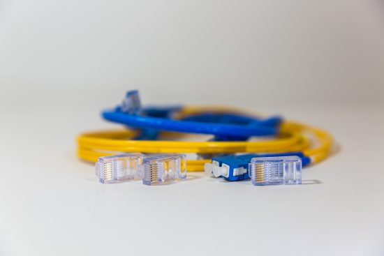 découvrez les merveilles des fibres optiques, une technologie révolutionnaire qui permet une transmission de données ultrarapide et fiable. apprenez comment elles transforment les communications, offrent une connectivité de qualité supérieure et ouvrent la voie à un avenir digital. plongez dans l'univers fascinant des solutions optiques.