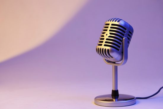 découvrez l'art du doublage qui donne vie aux personnages à travers la voix. plongez dans l'univers du cinéma et de l'animation, où chaque intonation et émotion sont soigneusement retranscrites pour captiver le public. apprenez les techniques et les secrets du doublage, que ce soit pour le cinéma, la télévision ou les jeux vidéo.