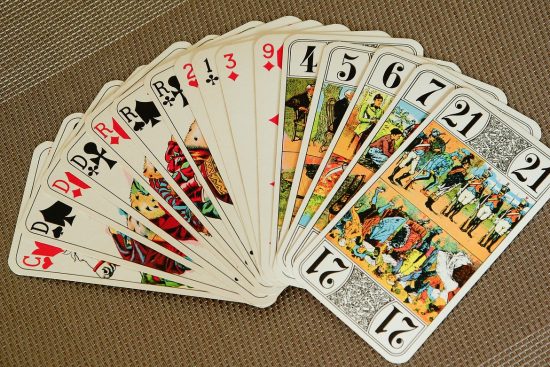 découvrez le monde fascinant des jeux de cartes ! plongez dans une multitude de jeux classiques et modernes, parfaits pour tous les âges et toutes les occasions. amusez-vous avec des amis ou en famille grâce à une sélection de jeux qui stimulent la stratégie, la réflexion et l'interaction sociale.