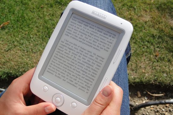 découvrez l'e-reader, l'appareil révolutionnaire qui vous permet de lire vos livres préférés en toute facilité, où que vous soyez. profitez d'un écran adapté à la lecture, d'un espace de stockage immense et d'une autonomie prolongée, idéal pour les passionnés de lecture.