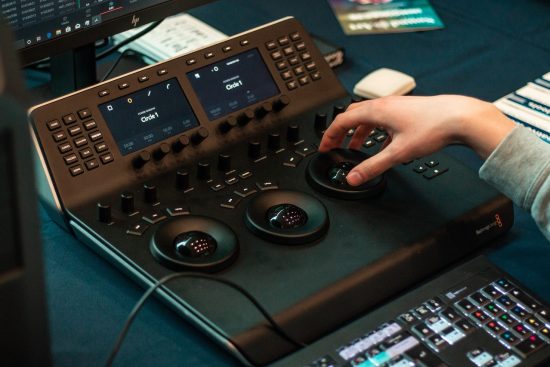 découvrez davinci resolve, le logiciel de montage vidéo et d'étalonnage de renommée mondiale, idéal pour les professionnels et les passionnés. apprenez à maîtriser ses fonctionnalités avancées pour créer des films époustouflants et effectuez des corrections de couleur précises. une solution complète pour donner vie à vos projets audiovisuels.