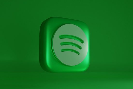 découvrez le monde du streaming audio : accédez à une vaste bibliothèque de musique, podcasts et contenus audio en ligne, le tout à portée de main. profitez d'une expérience d'écoute fluide et personnalisée, où que vous soyez.