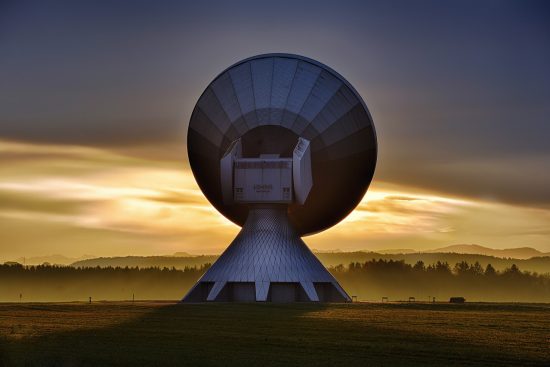 découvrez l'univers du broadcasting : des techniques de diffusion aux innovations technologiques, apprenez comment les médias connectent le monde en temps réel.