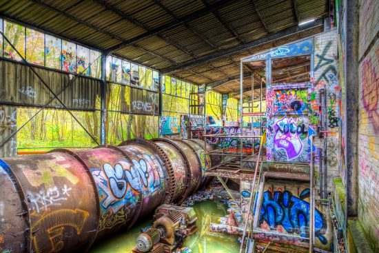découvrez le monde fascinant de l'urbex, l'exploration urbaine qui vous plonge dans des lieux abandonnés, chargés d'histoires et de mystères. préparez-vous à vous émerveiller devant des paysages insolites et des architectures oubliées, tout en apprenant les règles de sécurité et d'éthique de cette pratique captivante.