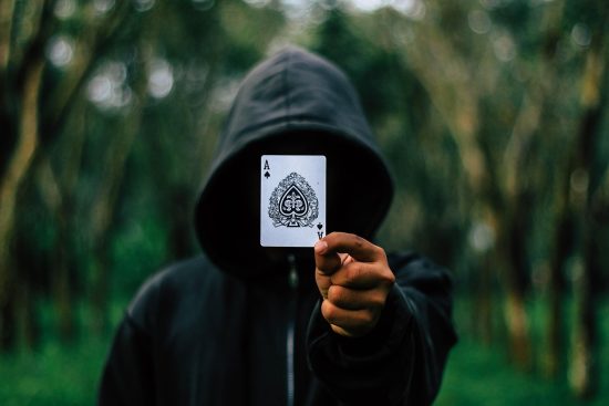 découvrez l'univers fascinant de la magie, où l'illusion et l'émerveillement se rencontrent. plongez dans des spectacles enchanteurs, apprenez des tours époustouflants et explorez l'art de la prestidigitation. laissez-vous surprendre par le pouvoir des mystères et l'impossible devenu possible.