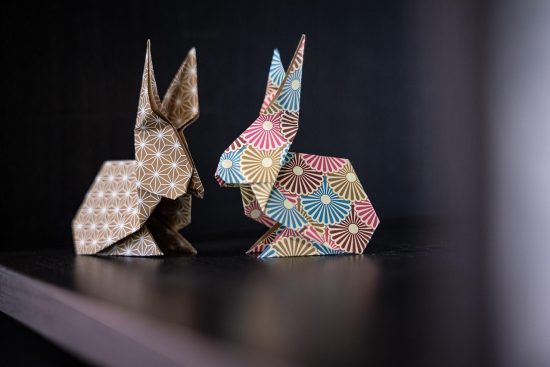 découvrez l'art fascinant de l'origami, où du simple papier se transforme en créations extraordinaires. apprenez les techniques de pliage, explorez des modèles variés et laissez libre cours à votre créativité grâce à nos tutoriels et conseils pratiques.
