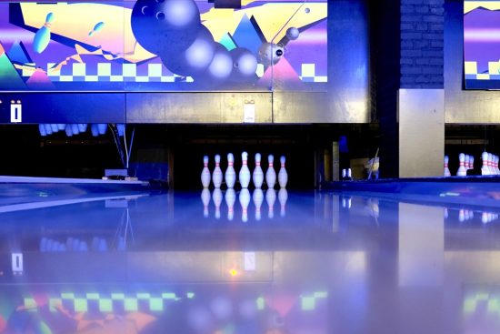 découvrez l'univers passionnant du bowling : amusez-vous entre amis ou en famille dans un cadre convivial, profitez de nos pistes modernes et participez à des tournois palpitants. que vous soyez débutant ou expert, le bowling est l'activité idéale pour passer un bon moment !