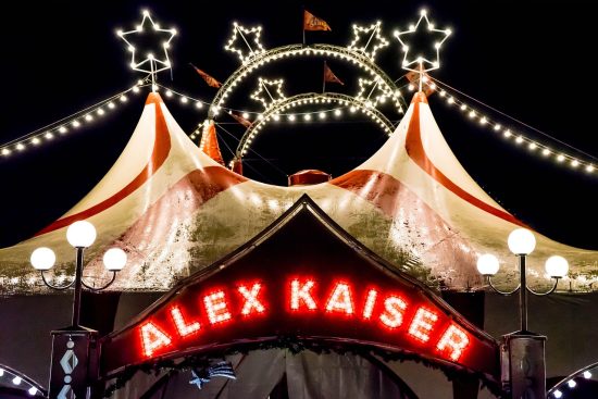 découvrez l'univers fascinant du cirque, un spectacle exaltant mêlant acrobaties époustouflantes, performances artistiques et magie. plongez dans un monde rempli de couleurs, de jeux et d'émerveillement qui enchantera petits et grands.