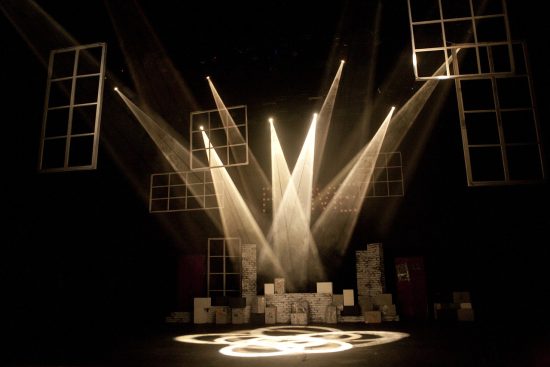 découvrez l'art captivant du théâtre d'ombre, une forme unique de narration visuelle qui utilise des silhouettes pour exprimer des histoires fascinantes. plongez dans un monde de créativité et d'imagination où chaque ombre raconte une histoire.