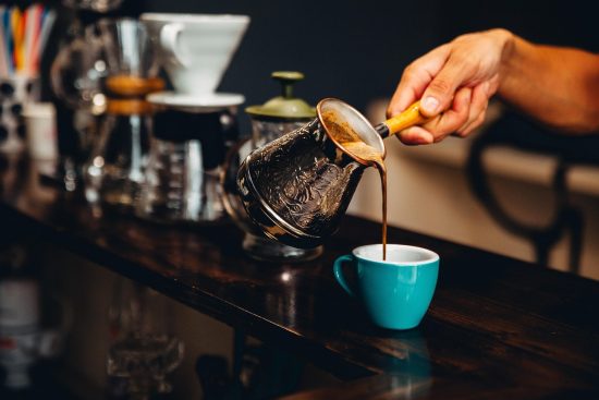 découvrez l'art du barista, où passion et expertise se rencontrent pour créer des cafés d'exception. apprenez les techniques de préparation, de dégustation et d'assemblage des grains pour éveiller vos sens et perfectionner vos compétences.