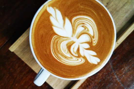 découvrez l'univers fascinant du latte art, une technique artistique qui transforme votre café en une œuvre d'art. apprenez les astuces pour créer de magnifiques motifs avec la mousse de lait et impressionnez vos amis avec des créations uniques et savoureuses.