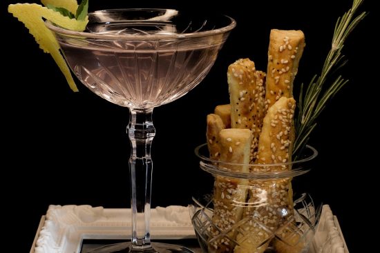 découvrez l'art de la mixologie, une fusion parfaite de créativité et de techniques pour préparer des cocktails raffinés. apprenez à maîtriser les saveurs et à impressionner vos invités avec des recettes originales et des astuces de professionnels.