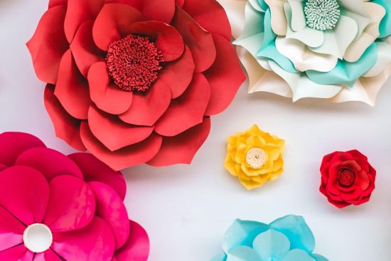 découvrez l'art du papier : un monde créatif où la délicatesse des plis et des découpages donne vie à des œuvres originales et fascinantes. explorez des techniques variées, des inspirantes réalités d'artistes et des tutoriels pour réaliser vos propres créations en papier.