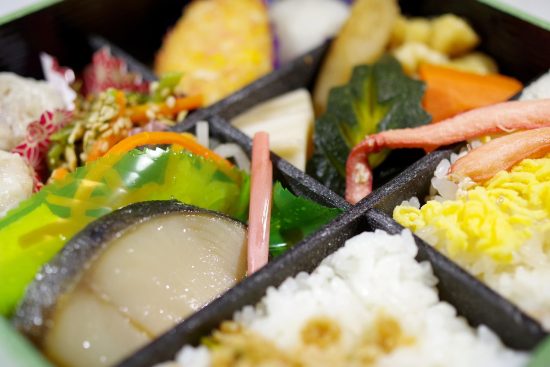 découvrez l'univers du bento, ces magnifiques boîtes à repas japonaises alliant esthétique et fonctionnalité. apprenez à préparer des plats savoureux et équilibrés, à organiser vos déjeuners avec style et à explorer des recettes créatives qui séduiront petits et grands.