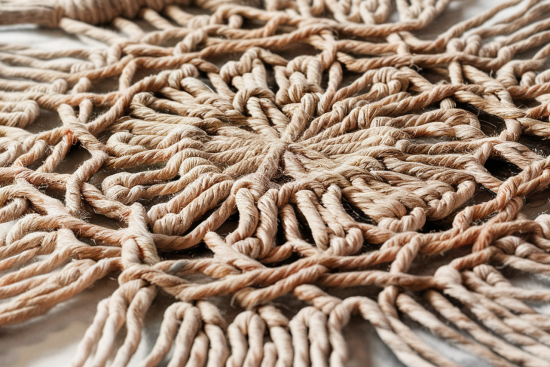 découvrez l'art du macramé, une technique de tissage créative et apaisante. apprenez à créer vos propres décorations murales, bijoux et accessoires en utilisant des nœuds variés. idéal pour les amateurs de diy et les passionnés d'artisanat, le macramé ajoute une touche bohème à votre intérieur.