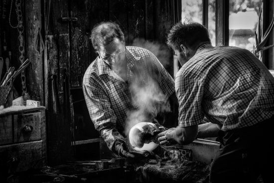 découvrez l'art fascinant du soufflage de verre, une technique artisanale ancestrale où la chaleur et la créativité se rencontrent pour créer des pièces uniques. plongez dans l'univers fascinant des artisans du verre et explorez le processus captivant de transformation du verre en œuvres d'art.