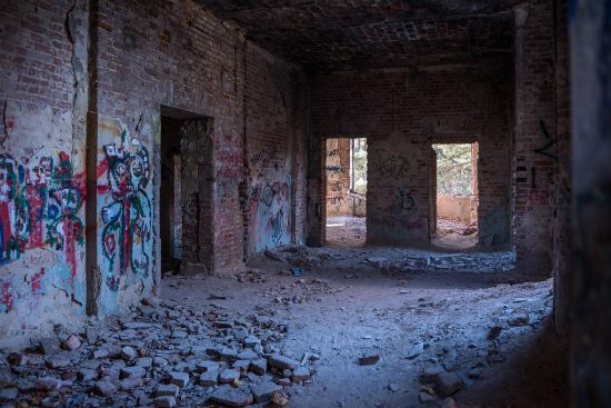 découvrez l'univers fascinant de l'urbex, l'exploration urbaine des lieux abandonnés et chargés d'histoire. plongez dans des récits d'aventures, des conseils pour vos explorations et des clichés saisissants qui révèlent la beauté cachée des espaces oubliés.