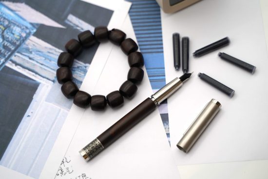 découvrez l'art fascinant de la calligraphie, une forme d'écriture stylisée qui transforme chaque lettre en une œuvre d'art. apprenez les techniques fondamentales, explorez différents styles, et laissez libre cours à votre créativité avec cet élégant hobby.