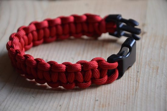 découvrez l'univers de la paracord : sa résistance, ses multiples usages et comment l'utiliser pour vos projets créatifs et outdoor. paracord, un accessoire indispensable pour les passionnés d'aventure et de diy.