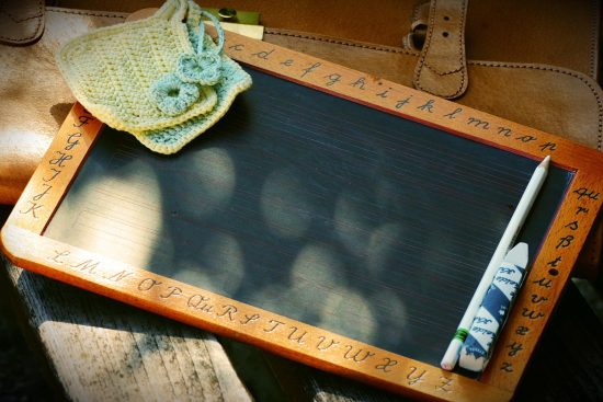 découvrez l'art du lettering, une technique de calligraphie moderne qui allie créativité et précision. apprenez à maîtriser les styles de lettres, à utiliser des outils variés et à donner vie à vos projets artistiques avec élégance et originalité.