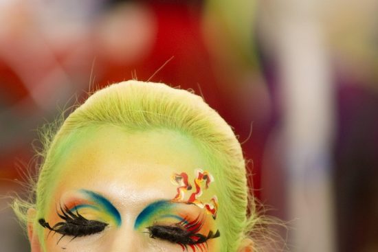 découvrez l'art fascinant du body painting, une forme d'expression créative où le corps devient toiles vivantes. explorez les techniques, les styles et les inspirations derrière cette pratique unique qui transcende les frontières de l'art et de la beauté.