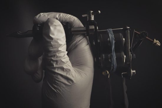 découvrez les différentes techniques de tatouage, des styles traditionnels aux méthodes modernes, et apprenez comment choisir celui qui vous correspond le mieux pour un tatouage unique et personnalisé.