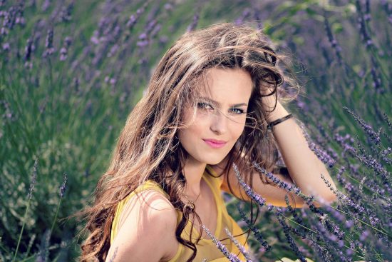 découvrez les dernières tendances de coiffures pour tous les styles et occasions. transformez votre look avec des idées de coiffures faciles à réaliser, des conseils d'experts et des inspirations pour sublimer vos cheveux. que vous cherchiez une coiffure élégante pour un événement spécial ou un style quotidien, trouvez l'inspiration parfaite ici.