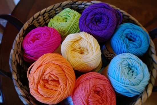 découvrez l'univers fascinant du tricot : astuces, techniques, modèles et inspirations pour réaliser vos propres créations en laine. que vous soyez débutant ou expert, laissez libre cours à votre créativité avec nos conseils et tutos !
