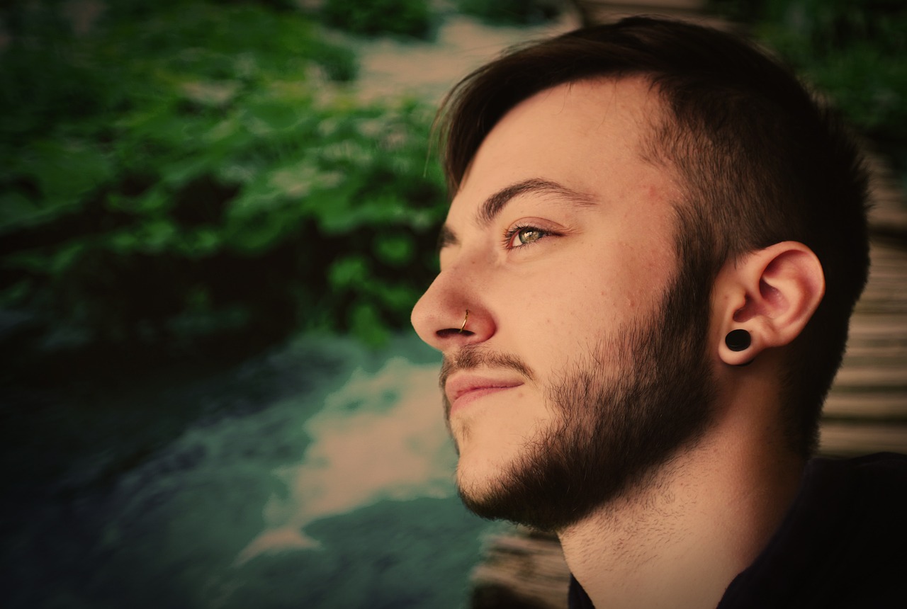 découvrez l'univers du piercing : des conseils pour choisir le bon piercing, des informations sur les soins post-piercing, ainsi que les tendances et styles actuels pour exprimer votre personnalité avec élégance.