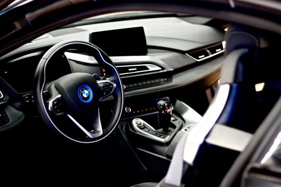 découvrez tout ce qu'il faut savoir sur l'infotainment : définition, fonctionnement, avantages et dernières tendances des systèmes multimédia embarqués dans les véhicules pour une expérience de conduite connectée et divertissante.
