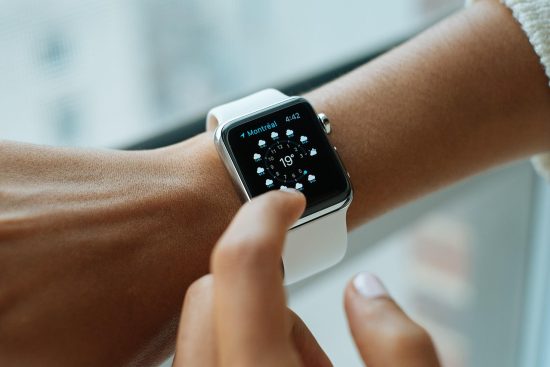 découvrez ce qu'est une interface cerveau-machine, son fonctionnement, ses applications innovantes dans la santé, la communication et la technologie, et les avancées récentes dans le domaine des neurotechnologies.