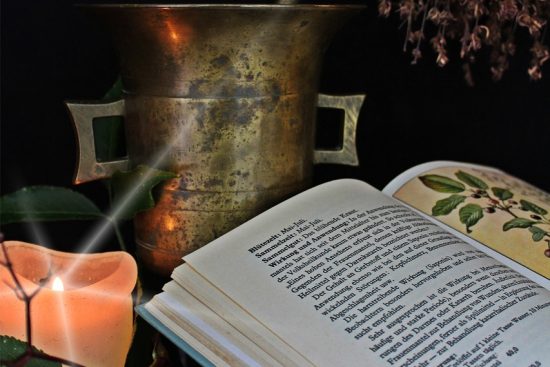 découvrez l'alchimie, une ancienne pratique philosophique et scientifique visant à transformer la matière, atteindre la sagesse et percer les mystères de la transformation spirituelle.