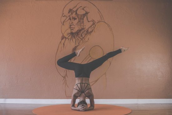 découvrez les bienfaits du yoga pour le corps et l'esprit : réduction du stress, amélioration de la souplesse, renforcement musculaire et bien-être général. adoptez le yoga au quotidien pour une vie plus équilibrée et sereine !