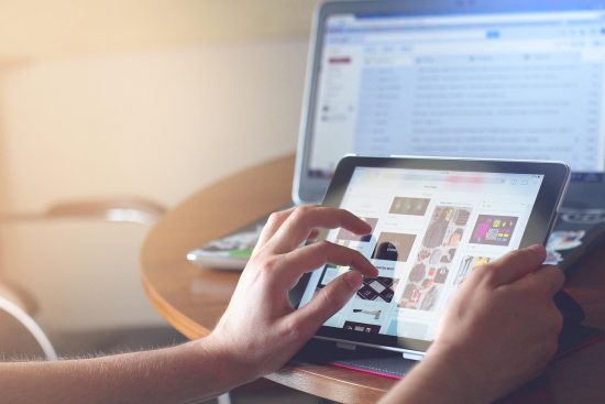 découvrez le concept de l'immortalité digitale : comment la technologie permet de préserver et transmettre l'héritage numérique et la mémoire des individus au-delà de leur existence physique.