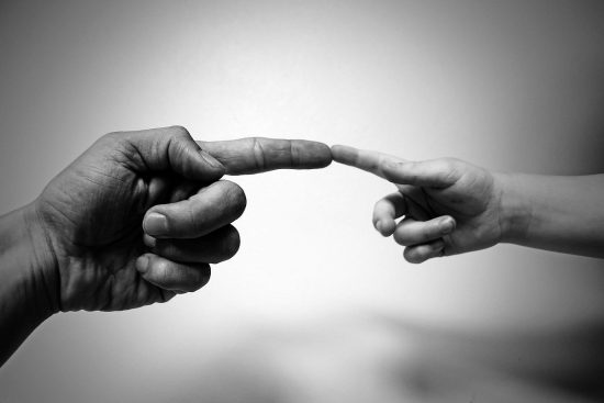 découvrez comment établir un premier contact réussi : conseils pratiques, astuces et exemples pour engager une conversation et créer une bonne première impression.