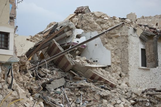 découvrez la signification du terme 'collapse', ses usages courants, et ses implications dans différents domaines : économie, technologie, environnement et plus encore.