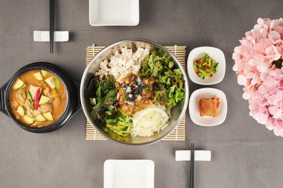 découvrez tout sur le miso, la pâte de soja fermentée traditionnelle japonaise, utilisée pour rehausser la saveur de vos plats avec son goût unique et ses bienfaits pour la santé.