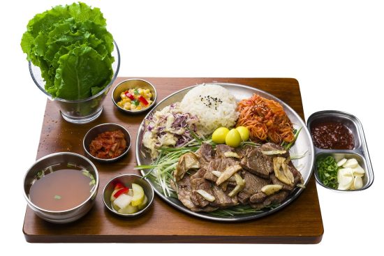 découvrez le kimchi, la célèbre spécialité coréenne fermentée à base de chou et d'épices, riche en saveurs et bienfaits pour la santé.