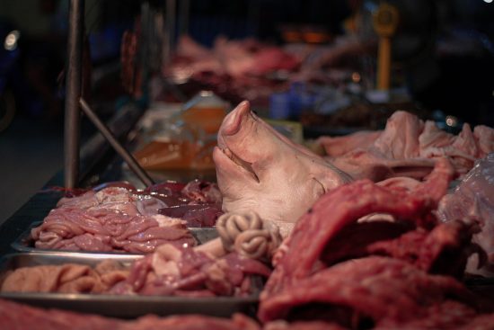 découvrez la viande cultivée, une alternative durable et éthique à la viande traditionnelle, produite en laboratoire pour réduire l'impact environnemental et améliorer le bien-être animal.