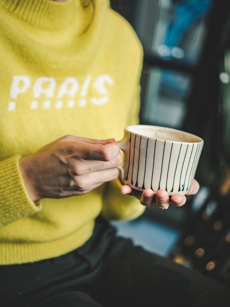 découvrez le cortado, un café espagnol équilibré où l'espresso est adouci par une petite quantité de lait chaud, parfait pour les amateurs de café intense et onctueux.