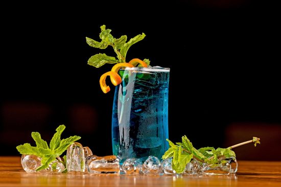 découvrez l'art de la mixologie : des recettes innovantes, des techniques de bartending et des conseils pour créer des cocktails uniques et savoureux.