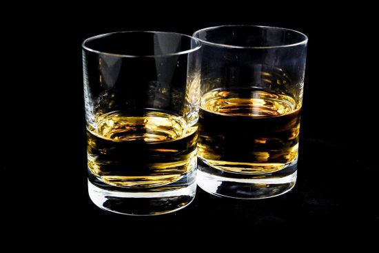 découvrez l'univers du bourbon, ce whisky américain emblématique, ses saveurs riches et ses méthodes de production traditionnelles.