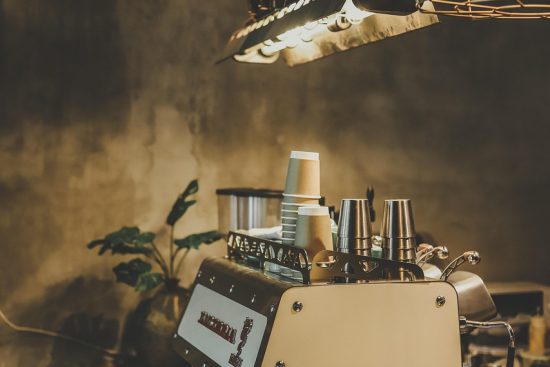 découvrez l'art du café avec notre barista expert, maîtrisant la préparation de boissons à base d'espresso pour une expérience caféinée unique.