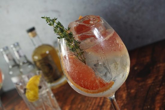 découvrez notre sélection de gin artisanal, des classiques aux saveurs innovantes pour tous les amateurs de spiritueux.