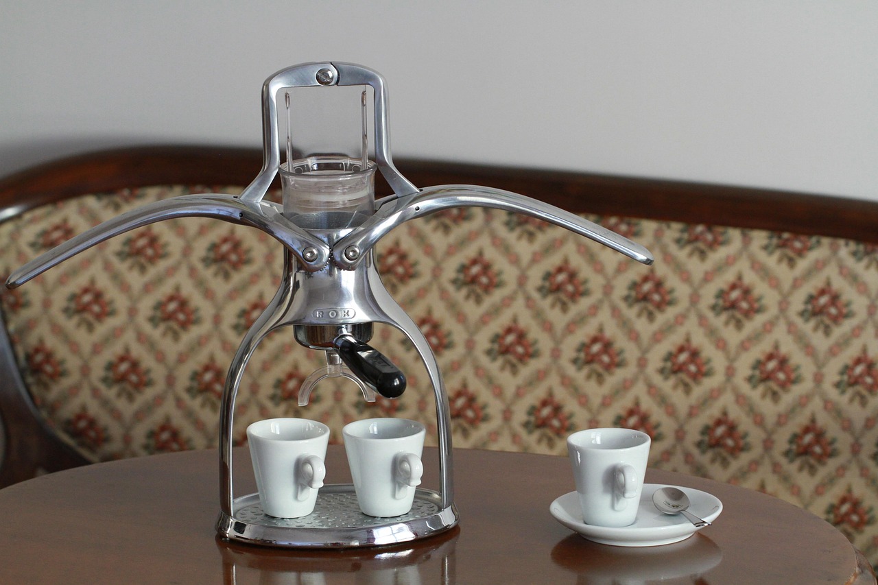 découvrez l'aeropress, la cafetière innovante qui prépare un café riche et aromatique en quelques minutes. facile à utiliser et idéale pour les amateurs de café de qualité.