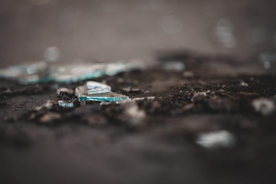 découvrez le sharding, une technique de partitionnement des bases de données qui améliore la scalabilité et la performance des systèmes distribués.