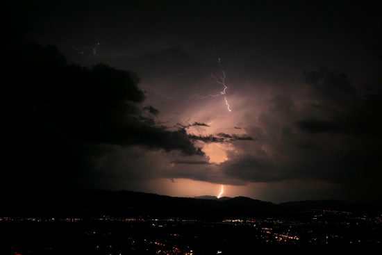 découvrez le lightning network, une solution innovante pour des transactions bitcoin rapides et à faible coût, révolutionnant les paiements décentralisés.